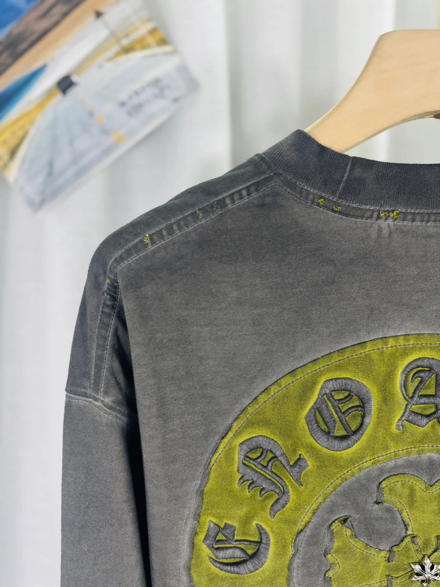 P250 ch high version Chrome Hearts 2025 new autumn and winter cross patch washed spray horse slip long-sleeved T-shirt, fabric: 26 double yarns 320 grams weight, patch embroidery, heavy wash water ➕ fried color + spray horse slip printing process: patch embroidery, secondary color spray horse slip process Color: gray, blue Size: S M L XL Style number: 5181